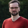 Grüner Fraktionär Cornelius Hantscher, im Hintergrund unscharfe dunkelgrüne Vegetation