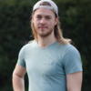 Grüner Fraktionär Julian Schlumberger, vor dunklem Hintergrund