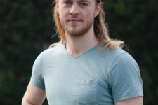 Grüner Fraktionär Julian Schlumberger, vor dunklem Hintergrund