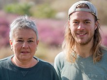 Grüne Fraktionsvorsitzende Suse Stobbe und Julian Schlumberger, vor unscharfer, rötlich-gelber Vegetation